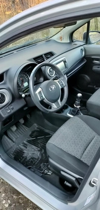 Toyota Yaris cena 35000 przebieg: 103000, rok produkcji 2013 z Pińczów małe 232